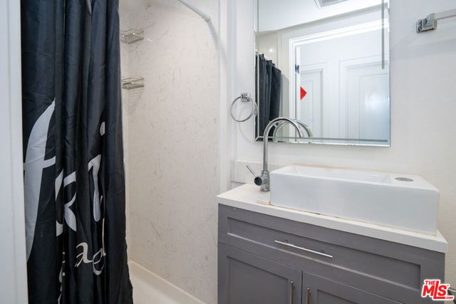 3025 Walton Avenue, Los Angeles, CA 90007