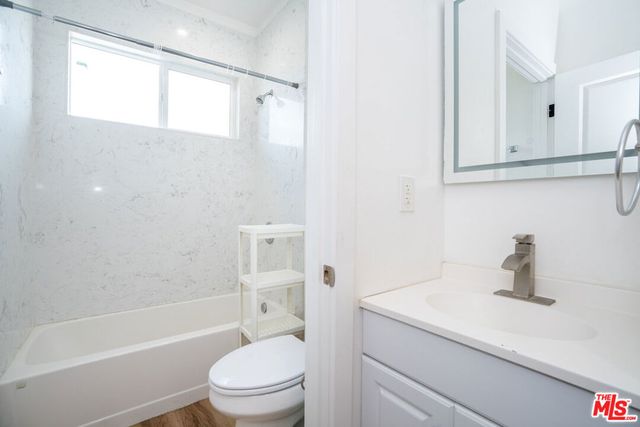 3025 Walton Avenue, Los Angeles, CA 90007