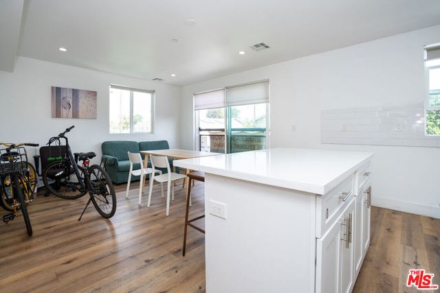 3025 Walton Avenue, Los Angeles, CA 90007