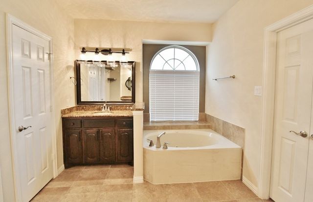 110 White Oak Lane, Red Oak, TX 75154