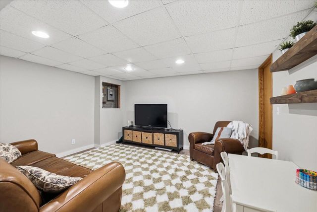 116 N Weiss WAY, Saukville, WI 53080