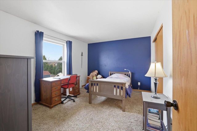 116 N Weiss WAY, Saukville, WI 53080