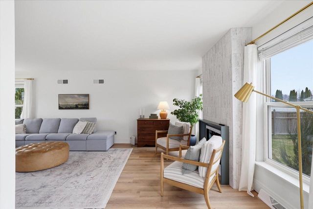 116 N Weiss WAY, Saukville, WI 53080