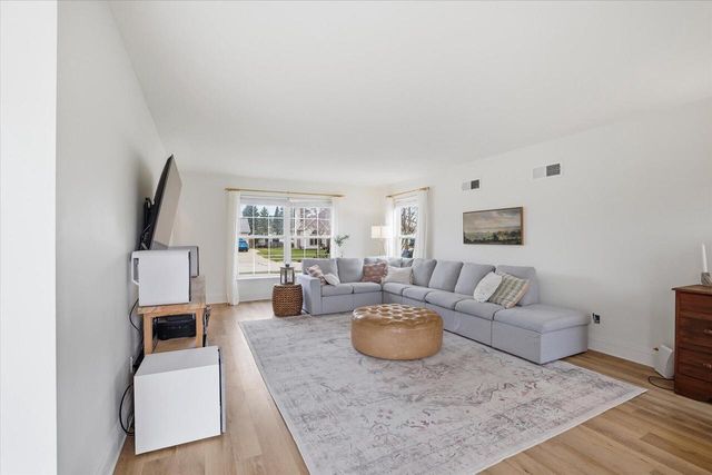 116 N Weiss WAY, Saukville, WI 53080