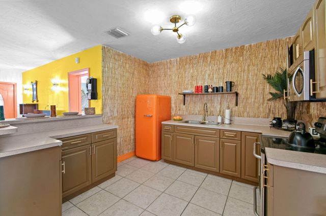 943 Charles Street, West Palm Beach, FL 33401