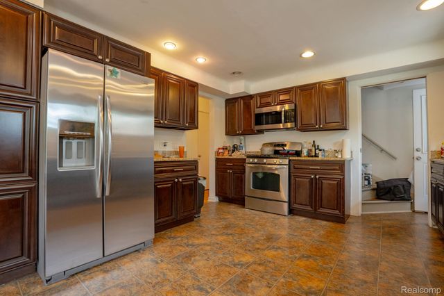 622 Sunningdale Drive, Grosse Pointe Woods, MI 48236