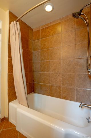 622 Sunningdale Drive, Grosse Pointe Woods, MI 48236