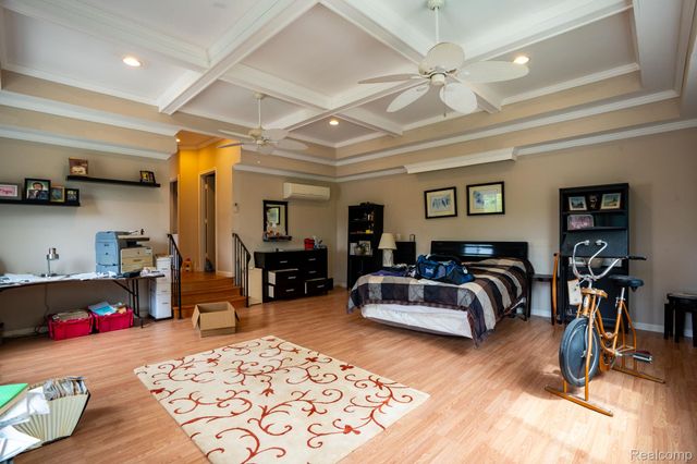 622 Sunningdale Drive, Grosse Pointe Woods, MI 48236