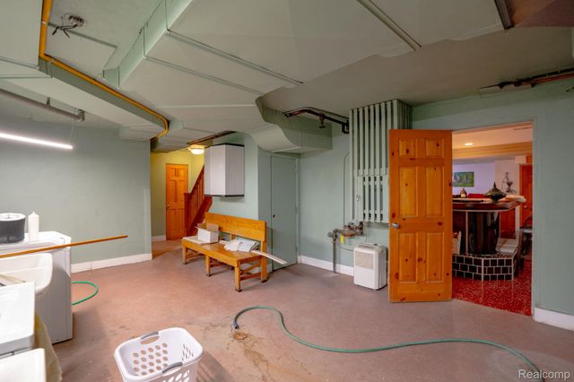 622 Sunningdale Drive, Grosse Pointe Woods, MI 48236