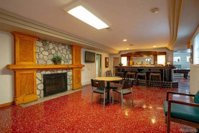 622 Sunningdale Drive, Grosse Pointe Woods, MI 48236