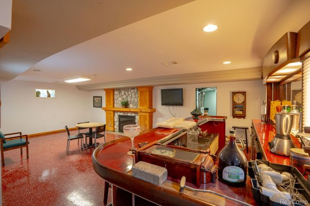 622 Sunningdale Drive, Grosse Pointe Woods, MI 48236