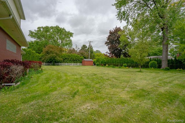 622 Sunningdale Drive, Grosse Pointe Woods, MI 48236