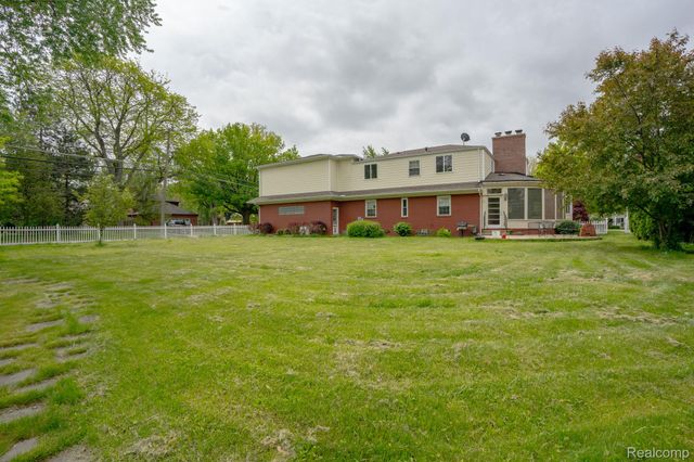 622 Sunningdale Drive, Grosse Pointe Woods, MI 48236