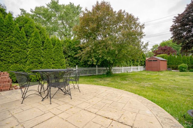 622 Sunningdale Drive, Grosse Pointe Woods, MI 48236