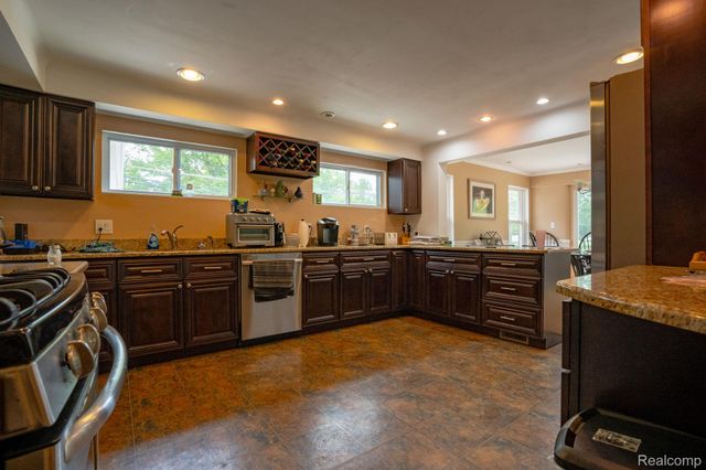 622 Sunningdale Drive, Grosse Pointe Woods, MI 48236