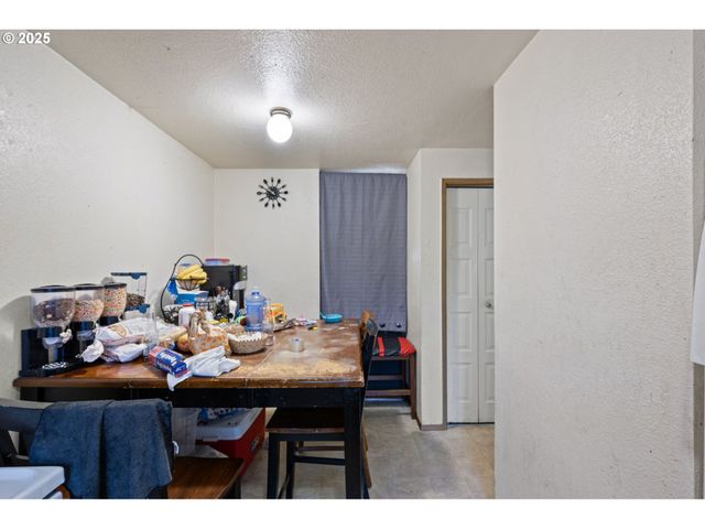 1180 R St, Springfield, OR 97477