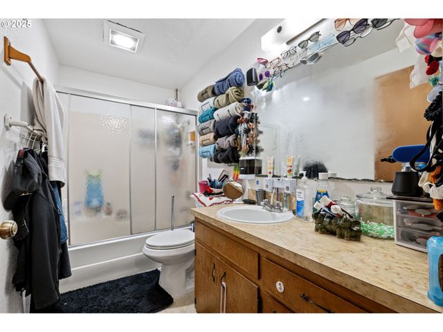 1180 R St, Springfield, OR 97477