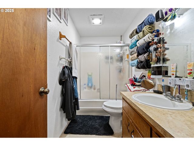 1180 R St, Springfield, OR 97477