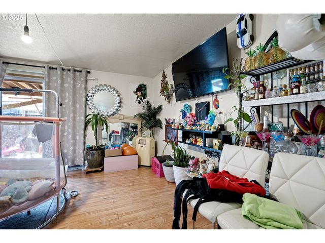 1180 R St, Springfield, OR 97477