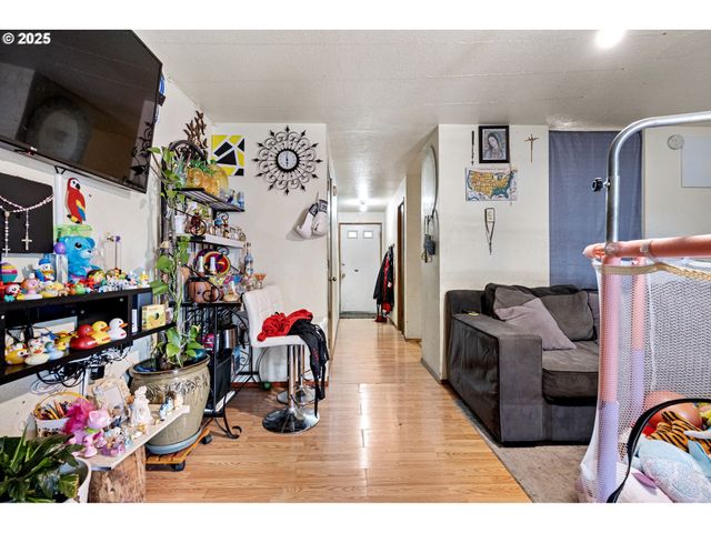 1180 R St, Springfield, OR 97477