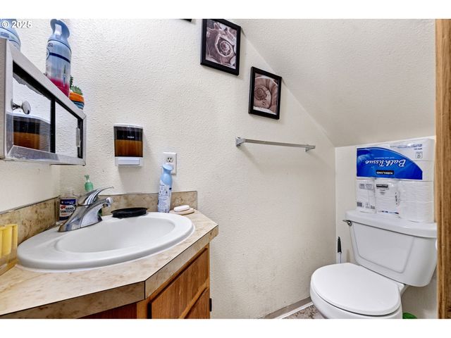 1180 R St, Springfield, OR 97477