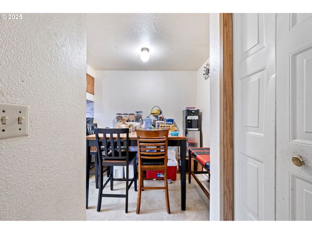 1180 R St, Springfield, OR 97477