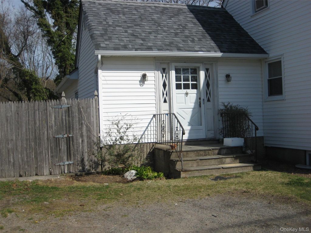 117 Blydenburg Avenue B, Smithtown, NY 11787