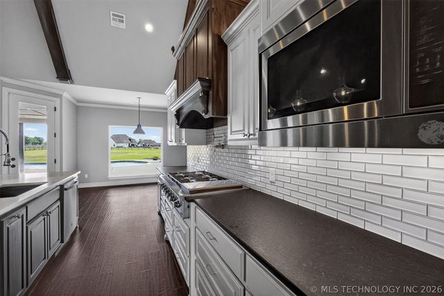 2728 Crosscreek Drive, Oologah, OK 74053