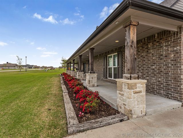 2728 Crosscreek Drive, Oologah, OK 74053