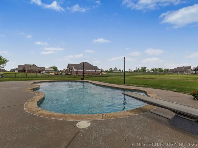 2728 Crosscreek Drive, Oologah, OK 74053