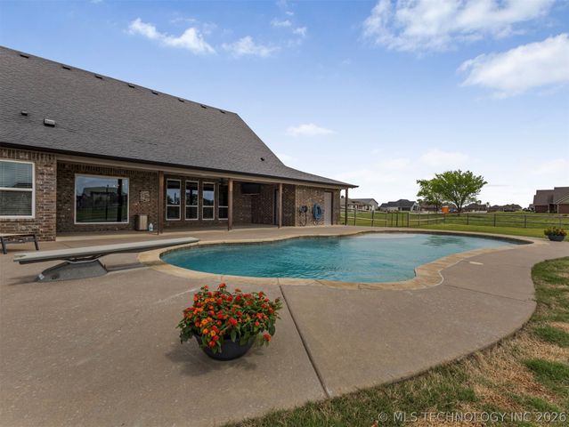 2728 Crosscreek Drive, Oologah, OK 74053
