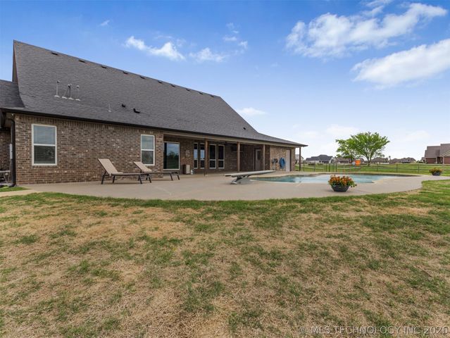 2728 Crosscreek Drive, Oologah, OK 74053