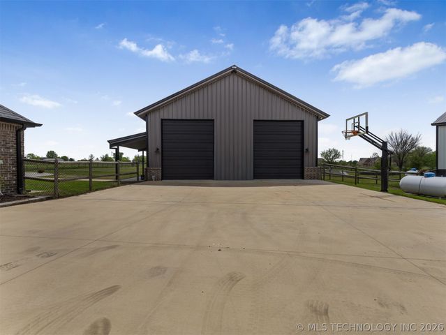 2728 Crosscreek Drive, Oologah, OK 74053