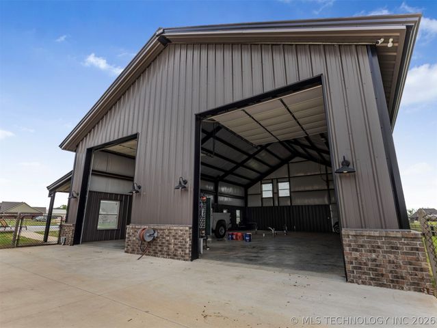 2728 Crosscreek Drive, Oologah, OK 74053