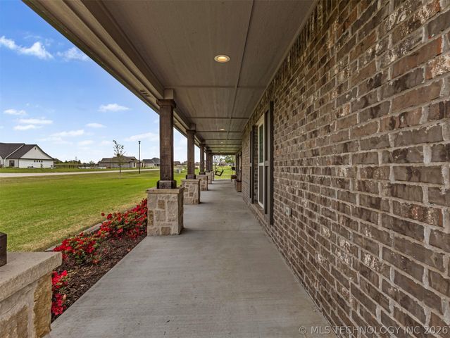 2728 Crosscreek Drive, Oologah, OK 74053