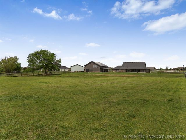 2728 Crosscreek Drive, Oologah, OK 74053