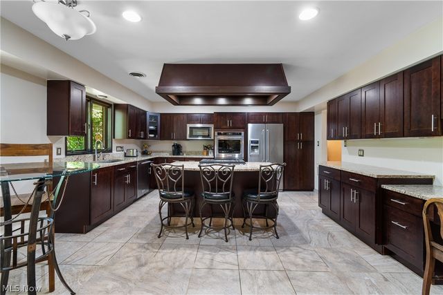 37523 Arlington Drive, Willoughby, OH 44094