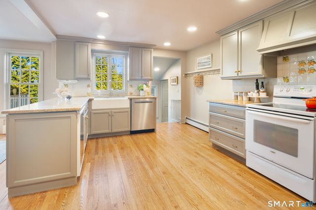 18 Cloverly Circle, Norwalk, CT 06855