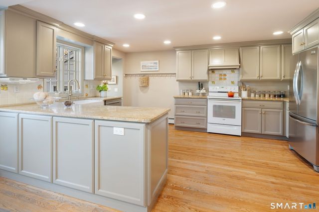 18 Cloverly Circle, Norwalk, CT 06855