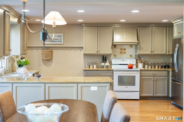 18 Cloverly Circle, Norwalk, CT 06855