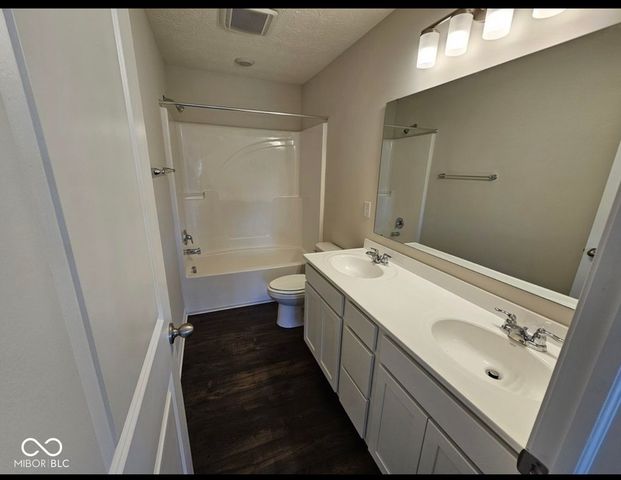 7696 Rolling Green Drive, Plainfield, IN 46168