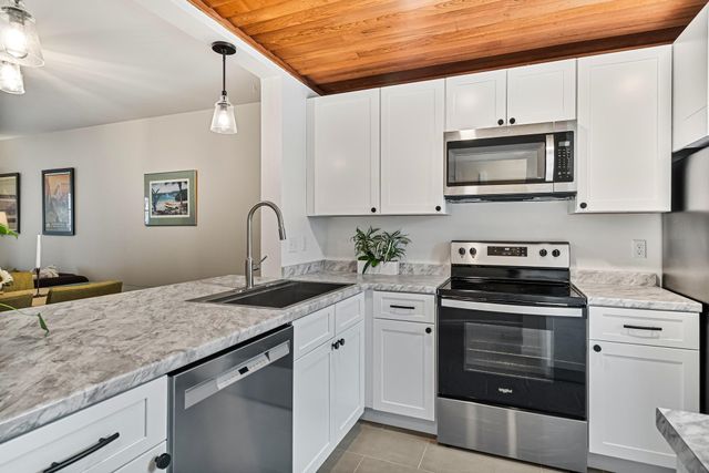 65 Pine Ledge Court, Burlington, VT 05401