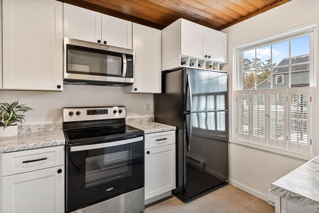65 Pine Ledge Court, Burlington, VT 05401