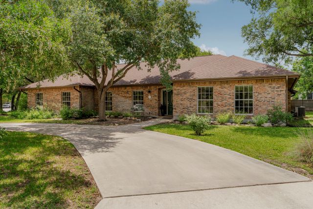 400 Hackberry ST, Lockhart, TX 78644