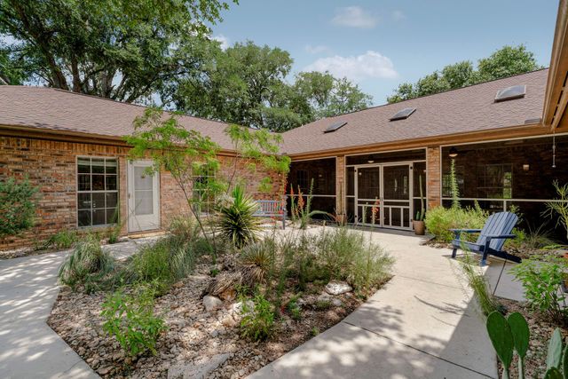 400 Hackberry ST, Lockhart, TX 78644