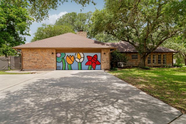 400 Hackberry ST, Lockhart, TX 78644