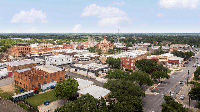 400 Hackberry ST, Lockhart, TX 78644