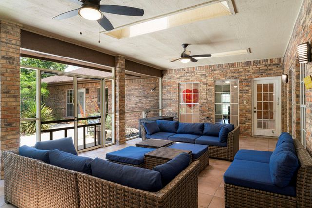 400 Hackberry ST, Lockhart, TX 78644