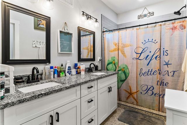 205 Edgewater Drive, Livingston, TX 77351