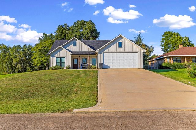 205 Edgewater Drive, Livingston, TX 77351